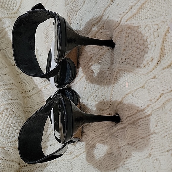 Stuart Weitzman - Picture 4 of 6